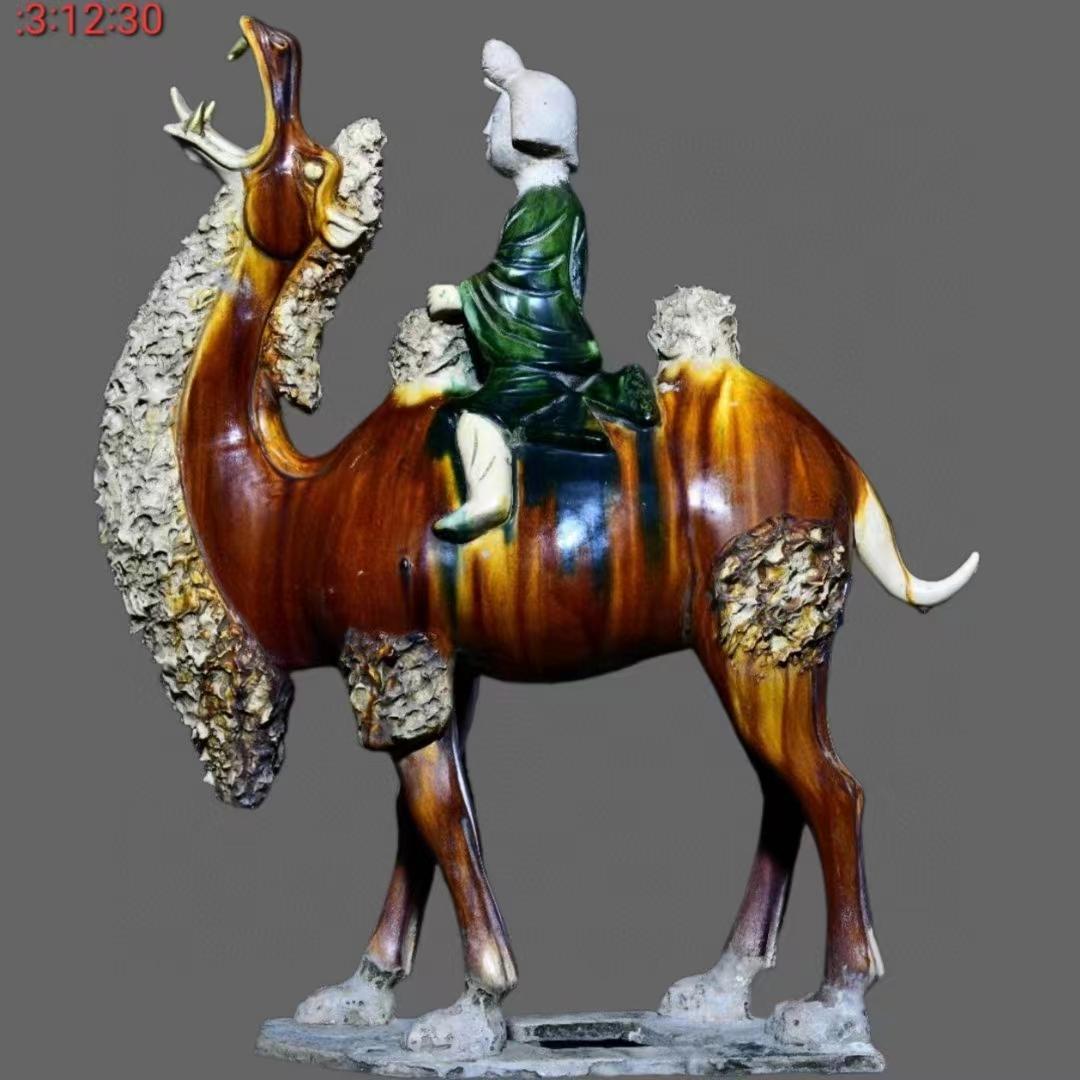中国古美術・旧蔵の三彩陶器、静かに立つ嘶く駱駝の上の仕女俑・55x65cm・賞物