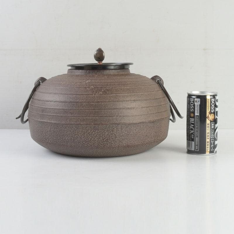 茶道具　釜師　菊池政光作　筋入平丸釜　共箱　V　9293A