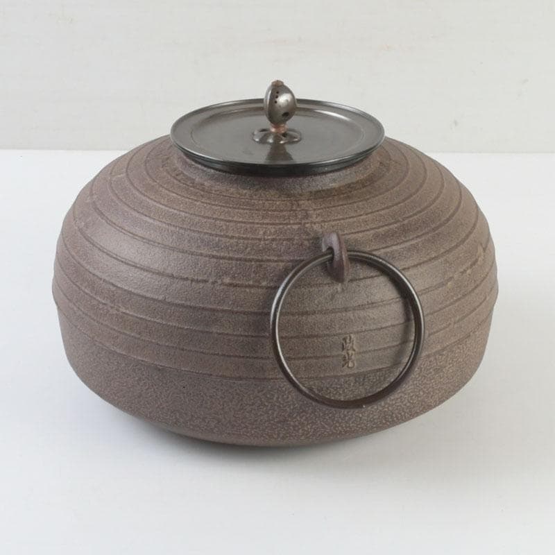 茶道具　釜師　菊池政光作　筋入平丸釜　共箱　V　9293A