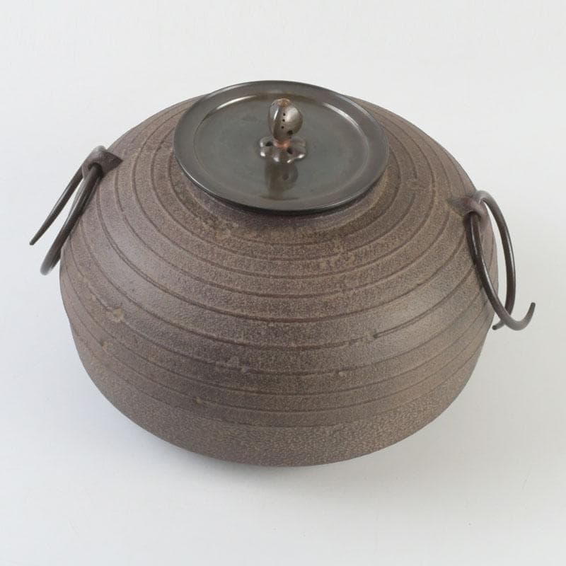 茶道具　釜師　菊池政光作　筋入平丸釜　共箱　V　9293A