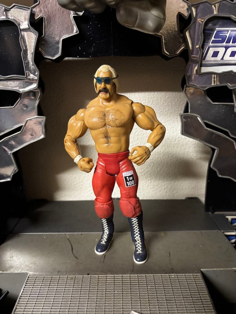 WWE トイフェアー世界100体限定　ハルクホーガン　赤/青　レア品