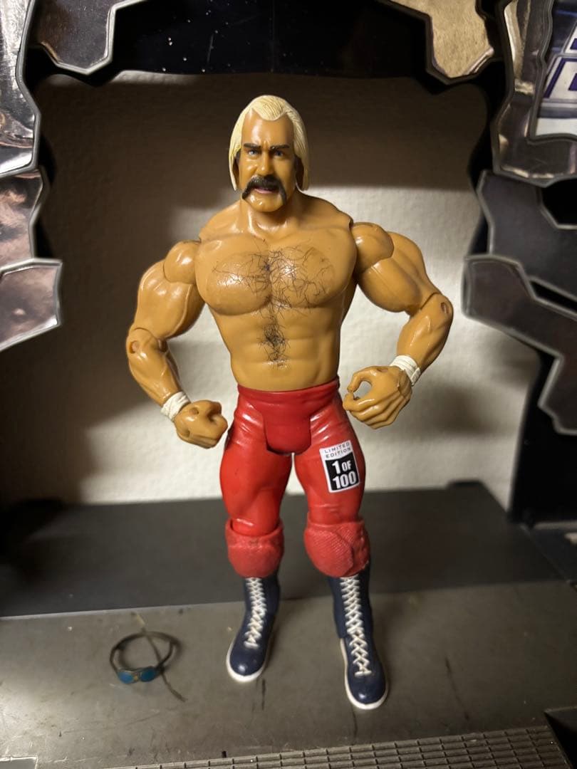 WWE トイフェアー世界100体限定　ハルクホーガン　赤/青　レア品