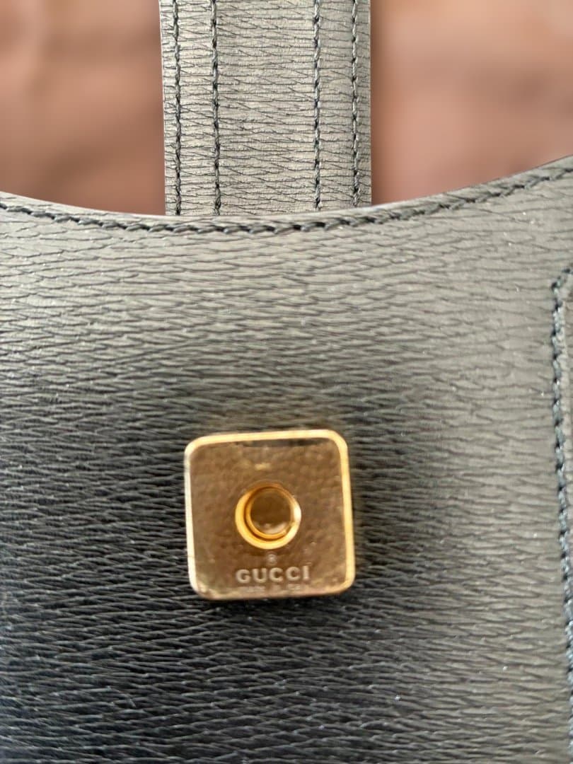 グッチショルダーバッグ　Gロゴ