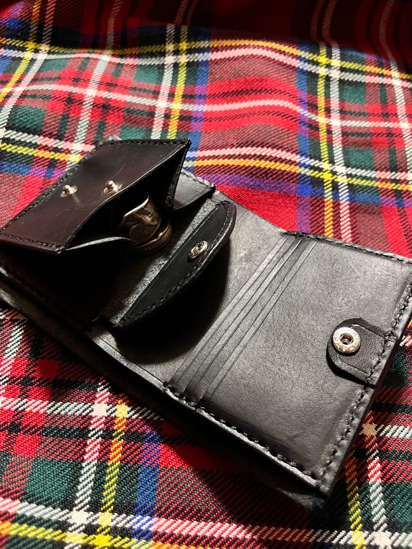 コンパクトウォレット レザー　キャットアイスタッズ