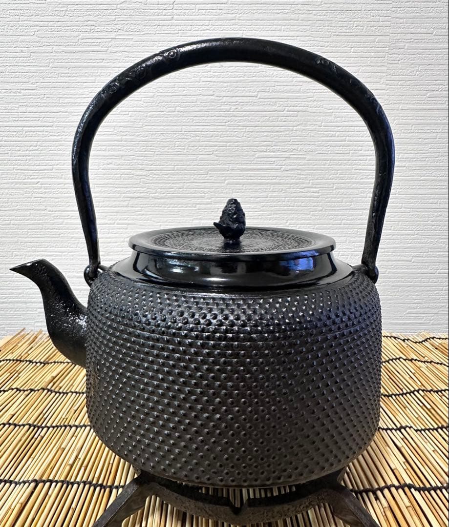 未使用品、供箱、付属品付　南部盛栄堂造　１８型万代屋アラレ　南部鉄瓶　南部鉄器