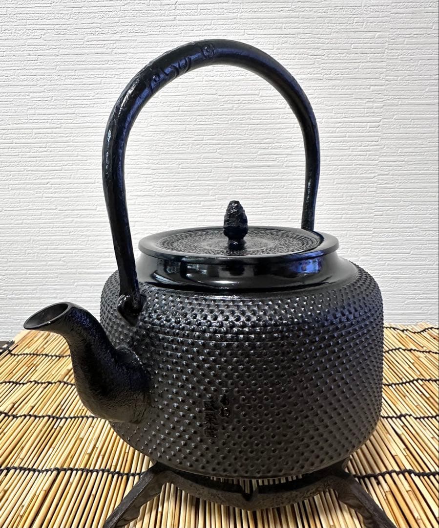 未使用品、供箱、付属品付　南部盛栄堂造　１８型万代屋アラレ　南部鉄瓶　南部鉄器