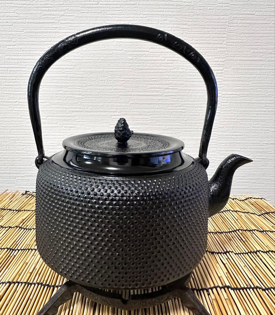 未使用品、供箱、付属品付　南部盛栄堂造　１８型万代屋アラレ　南部鉄瓶　南部鉄器