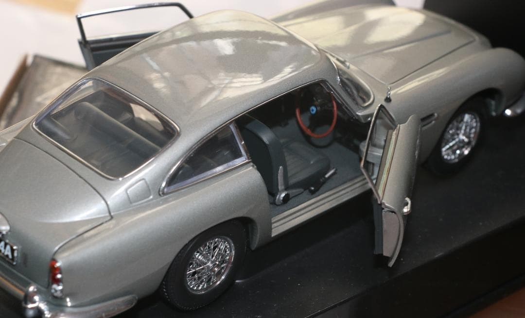 AUTOart アストン・マーチンＤＢ５　００７コレクション　1/18　中古品
