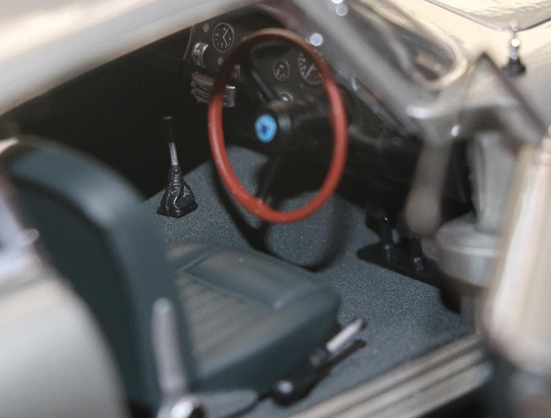 AUTOart アストン・マーチンＤＢ５　００７コレクション　1/18　中古品