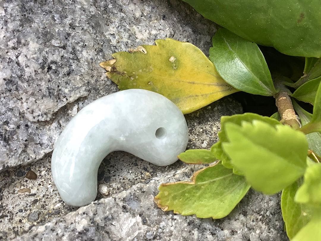 ✳限定卸し値段　極上氷紋様　糸魚川翡翠勾玉アイスジェイド プレゼント付　鑑別付