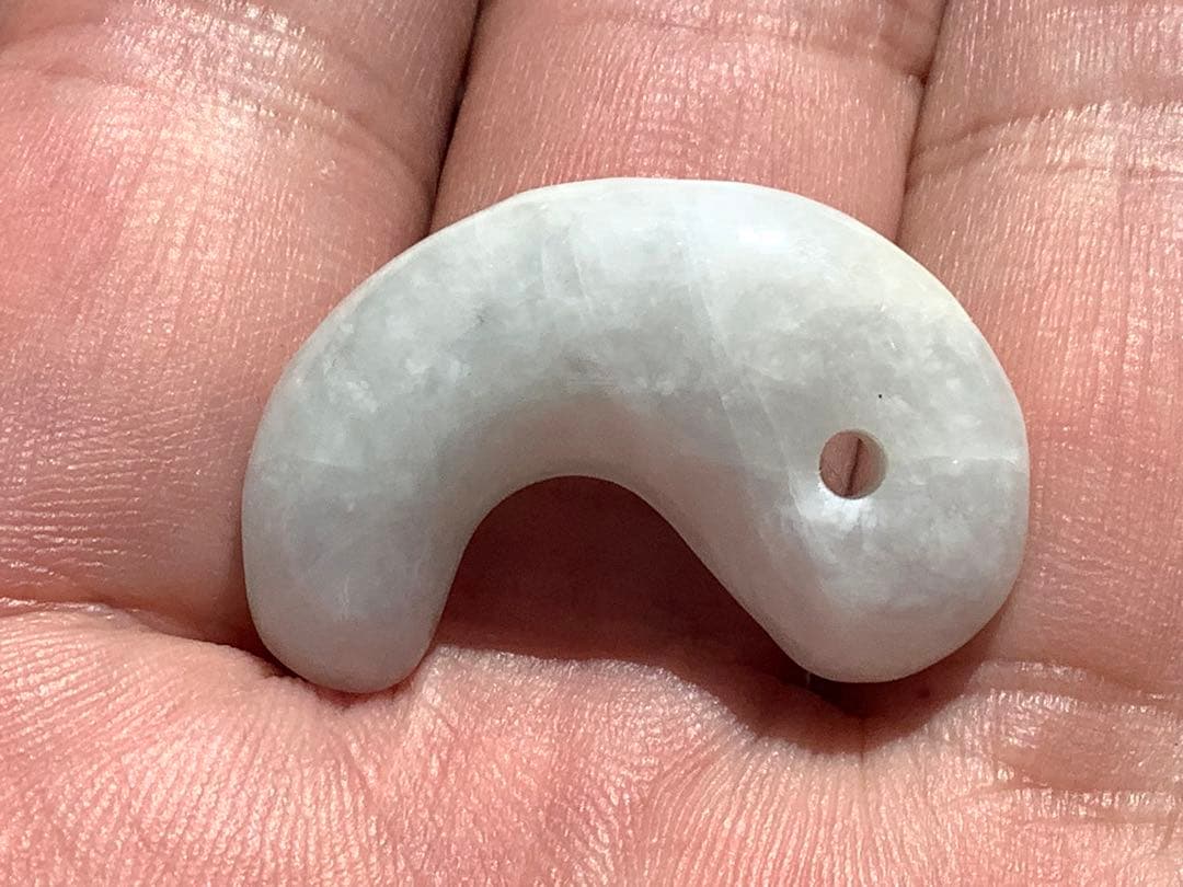 ✳限定卸し値段　極上氷紋様　糸魚川翡翠勾玉アイスジェイド プレゼント付　鑑別付