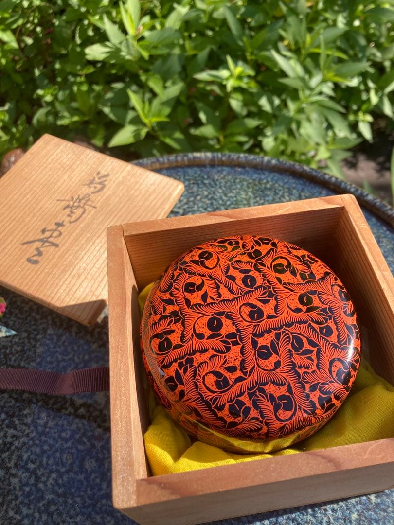 漆器 丸型容器 赤黒葉模様 木箱付き