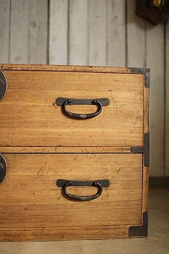 味のある丸金具時代箪笥　桐箪笥　抽斗2段