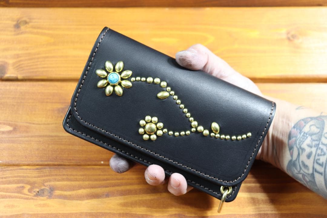 フラワースタッズミドルトラッカーウォレット ハトメ小判カン付き