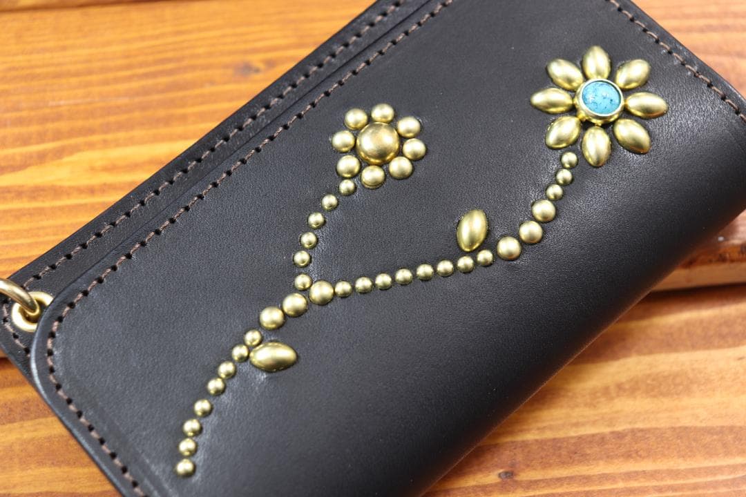 フラワースタッズミドルトラッカーウォレット ハトメ小判カン付き