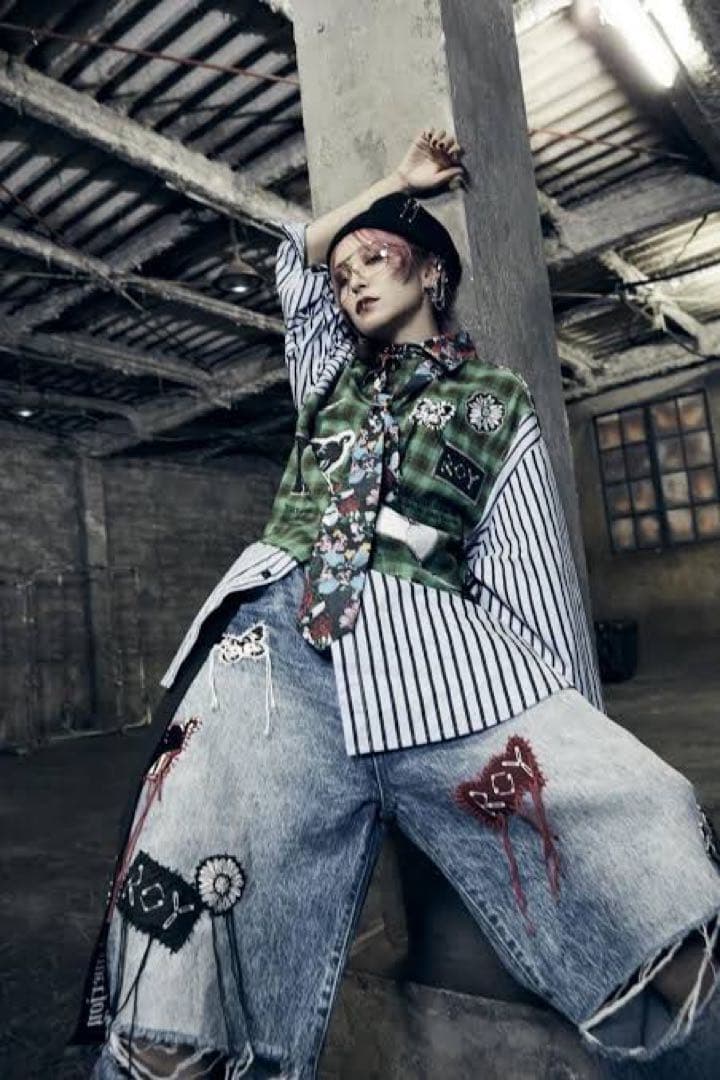 LiSAプロデュースブランドROY 『クラッシュデニムパンツ』