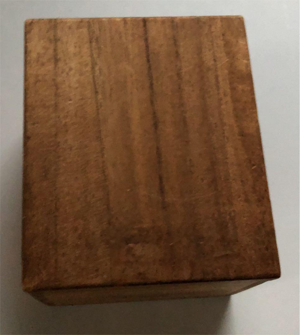 しゃがみ込むエクボのある子供像　箱付き