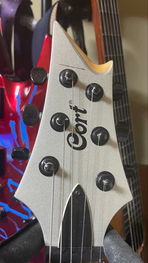 シルバーエクスプローラータイプエレキギター　Cort