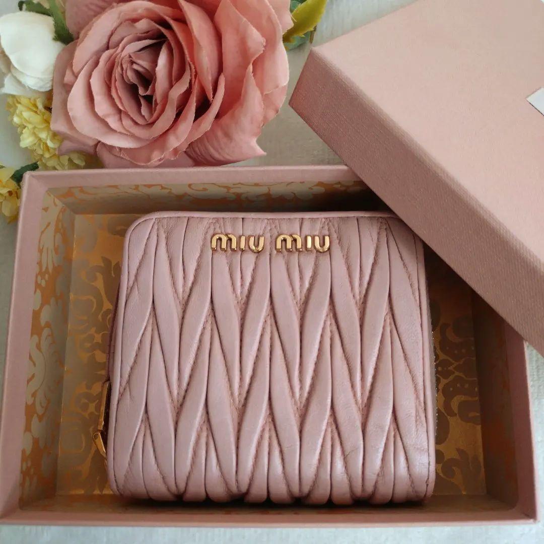 MIUMIU マテラッセ コンパクトウォレットゴールドロゴ ピンク
