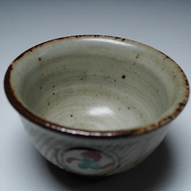 島岡達三　象嵌赤絵草花文ぐい吞　共箱　人間国宝　酒器　鑑賞陶器　民芸　益子焼