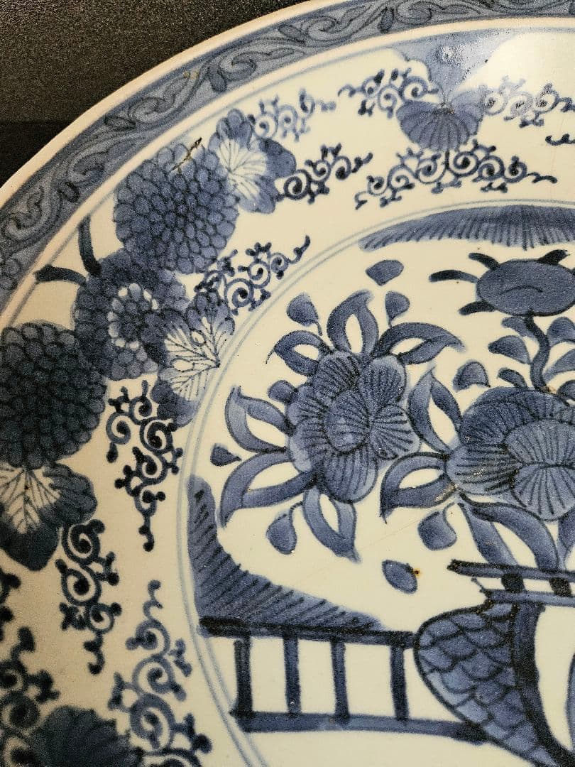 江戸時代前期～中期　藍九谷様式　染付　花籠手　花唐草文様　31.8cm　兜皿