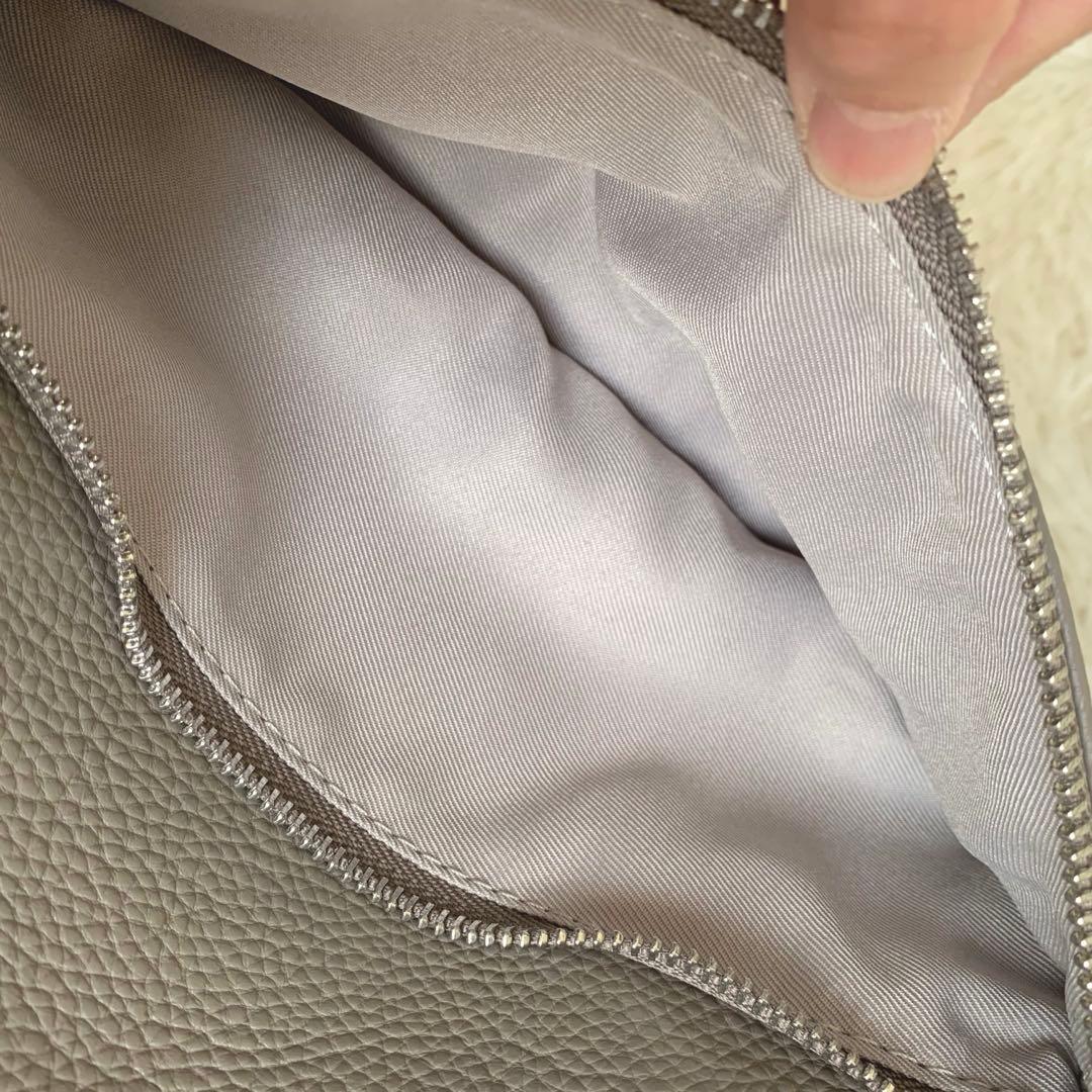 ビアズリー BEARDSLEY レザーボディバッグ　グレージュ