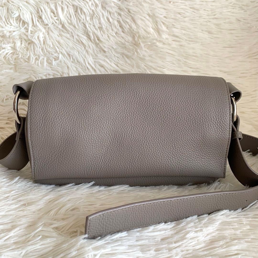 ビアズリー BEARDSLEY レザーボディバッグ　グレージュ