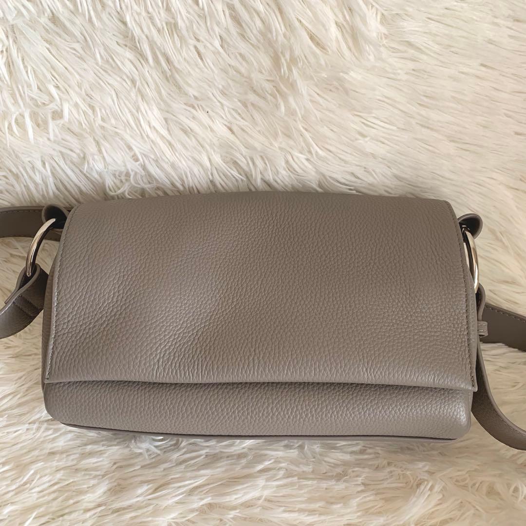 ビアズリー BEARDSLEY レザーボディバッグ　グレージュ