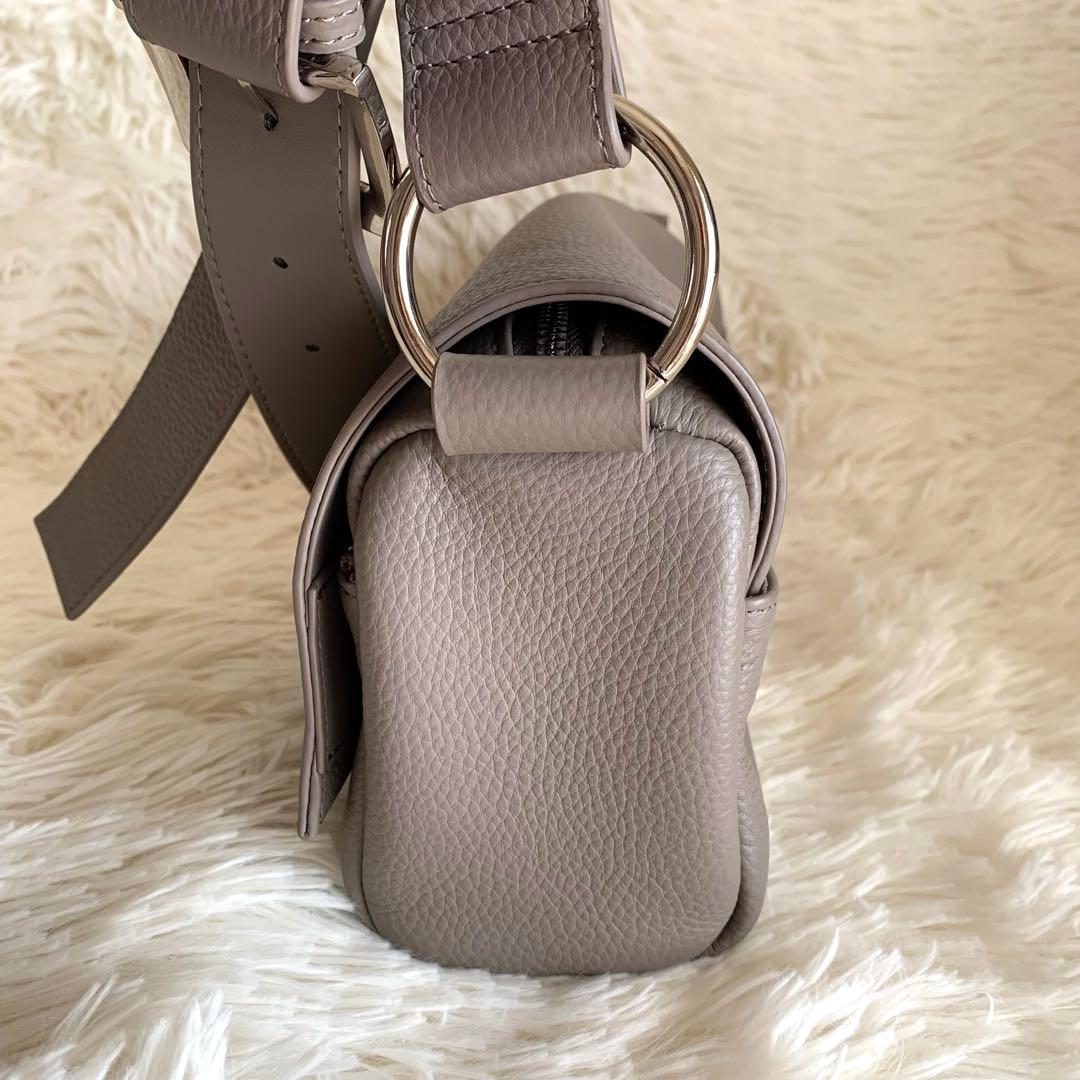 ビアズリー BEARDSLEY レザーボディバッグ　グレージュ