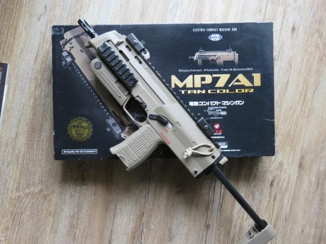 東京マルイ製コンパクト電動ガンＭＰ７Ａ１TAN カラー