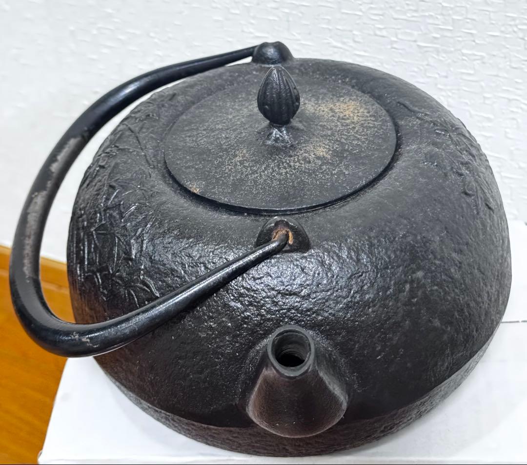 鉄瓶やかん, 製 黒い急須 葉の模様
