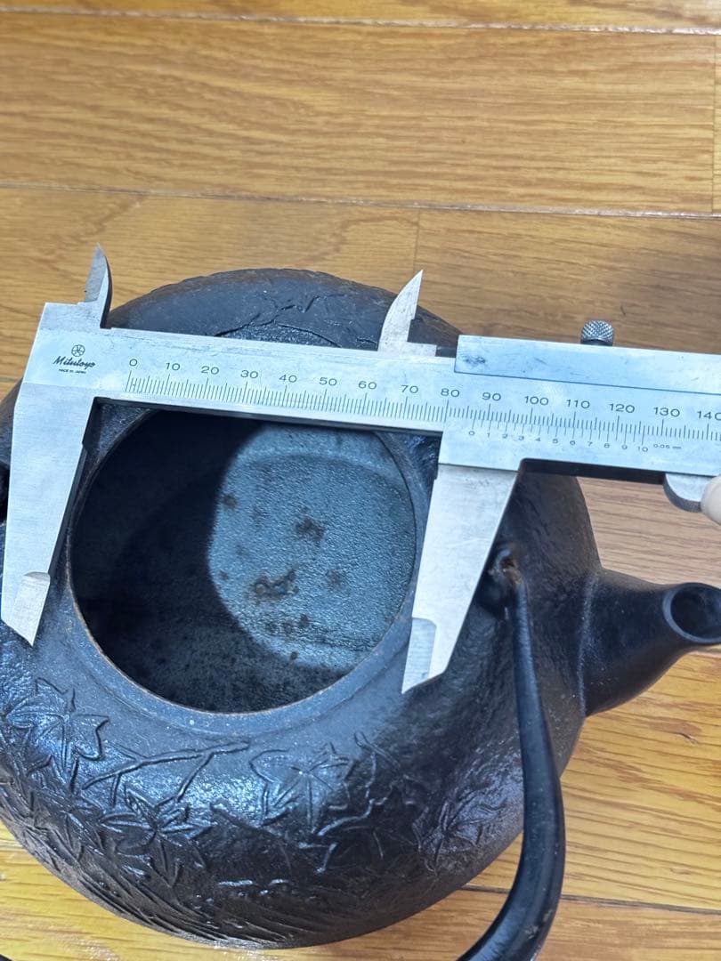 鉄瓶やかん, 製 黒い急須 葉の模様