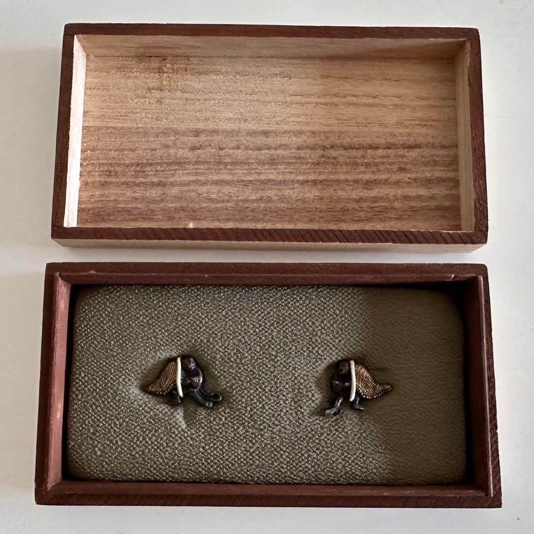 漁人図目貫 銅地彫り金銀色絵　時代金工 拵 鐔 鍔 木箱付き　2573