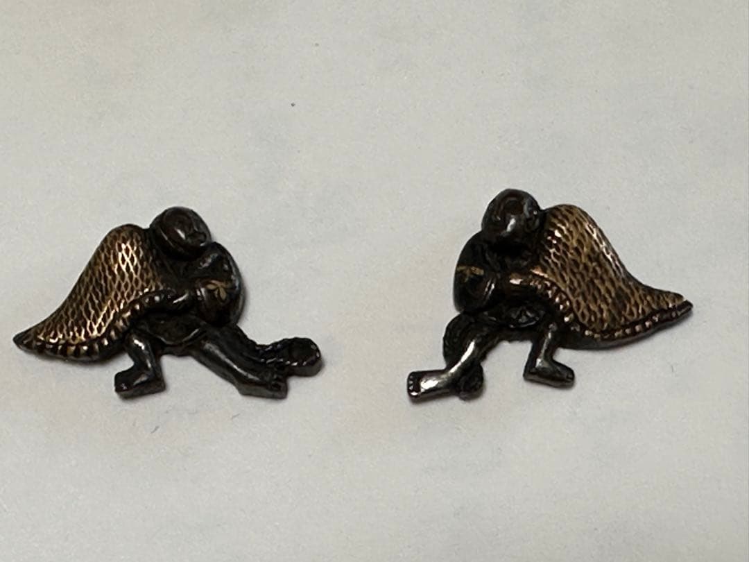 漁人図目貫 銅地彫り金銀色絵　時代金工 拵 鐔 鍔 木箱付き　2573