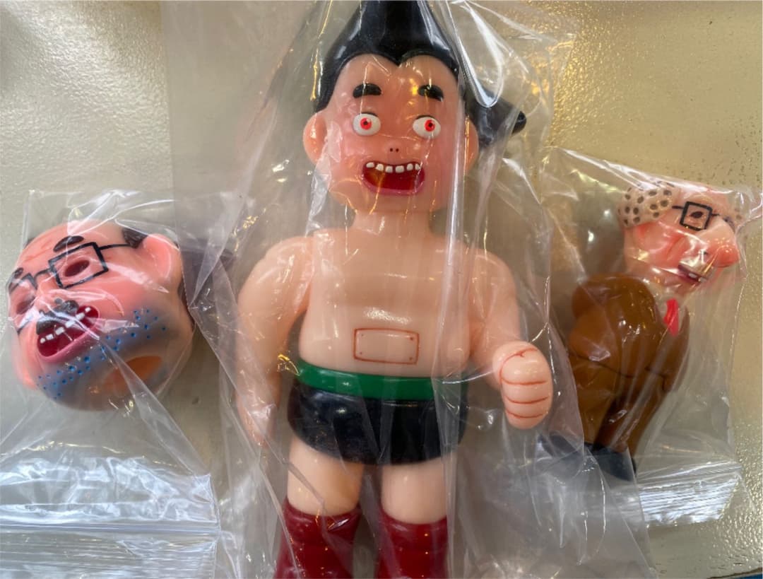 手塚プロダクション×デハラユキノリ×万事屋のコラボアートフィギュア