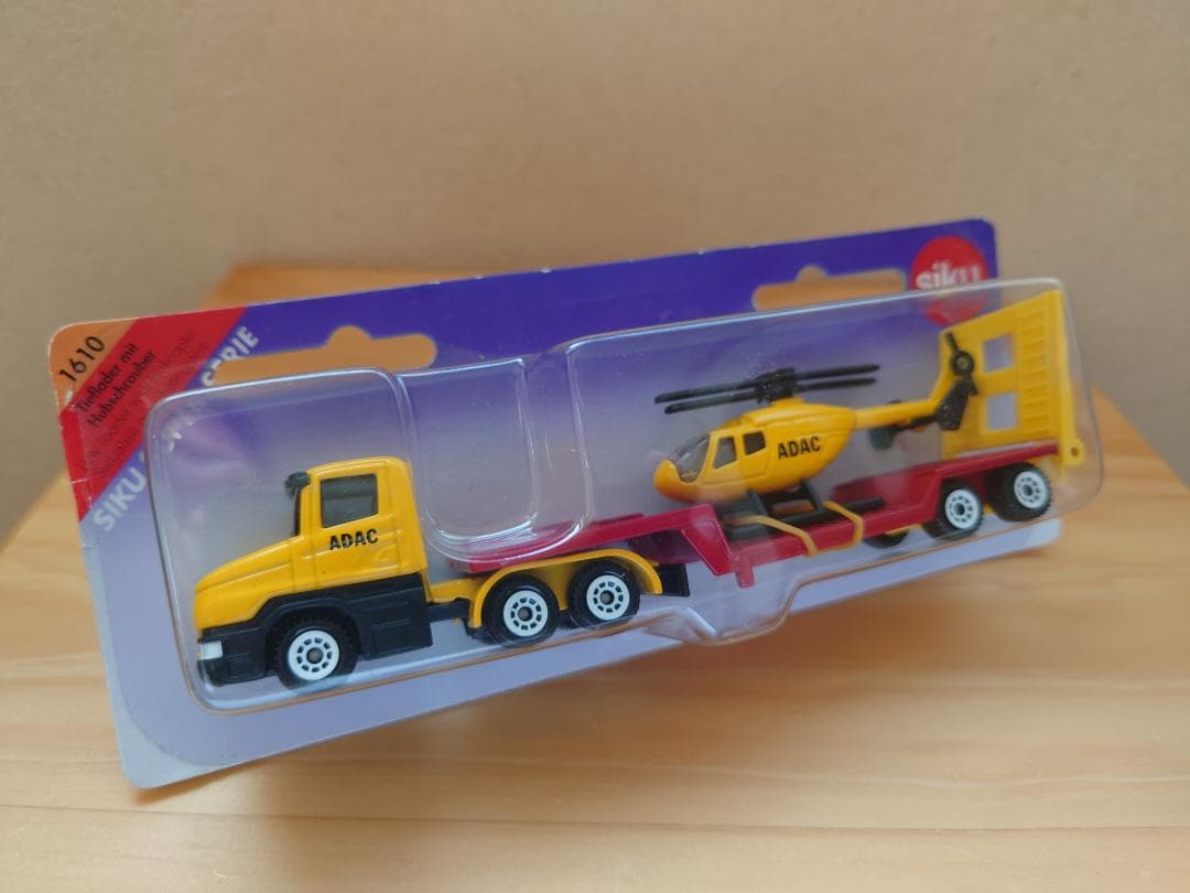 1/55 Siku(ジク)　 ADAC(ドイツ自動車連盟)低床ローダー＋ヘリ