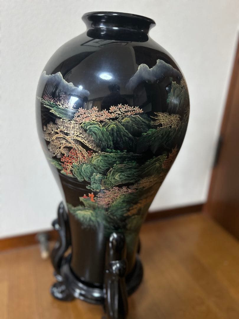 中国美術　飾り壺　黒色漆器 壺 山と草木の風景　漆塗り