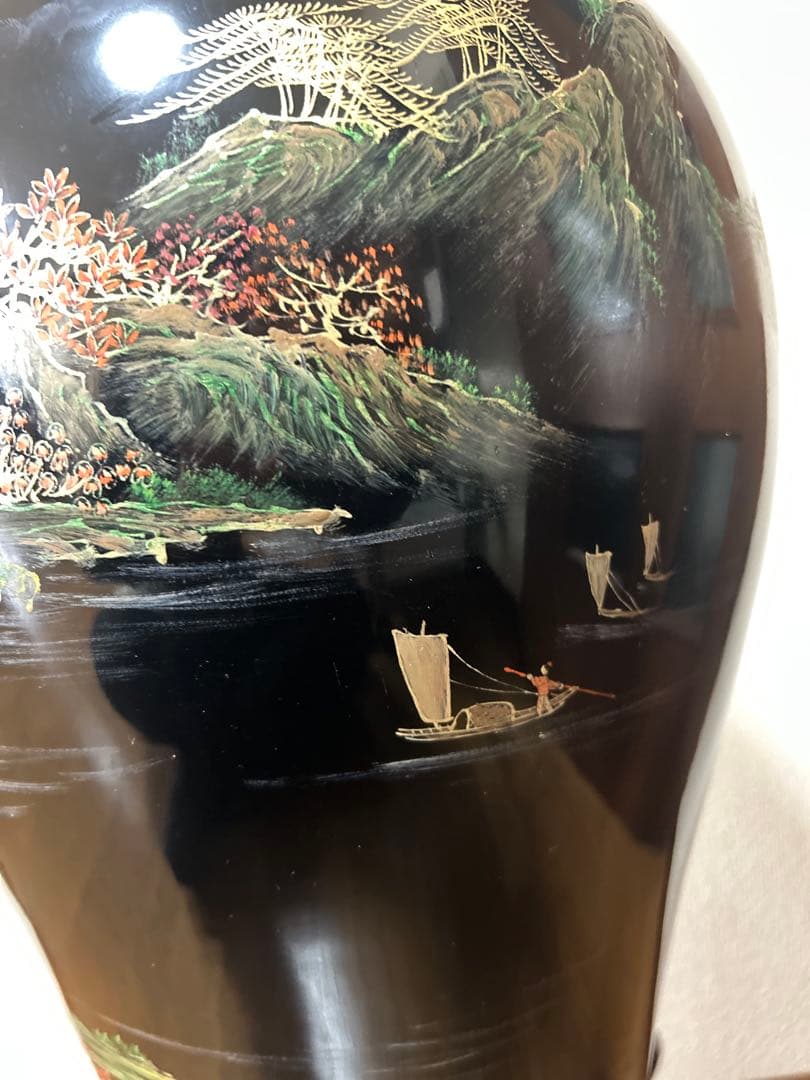 中国美術　飾り壺　黒色漆器 壺 山と草木の風景　漆塗り