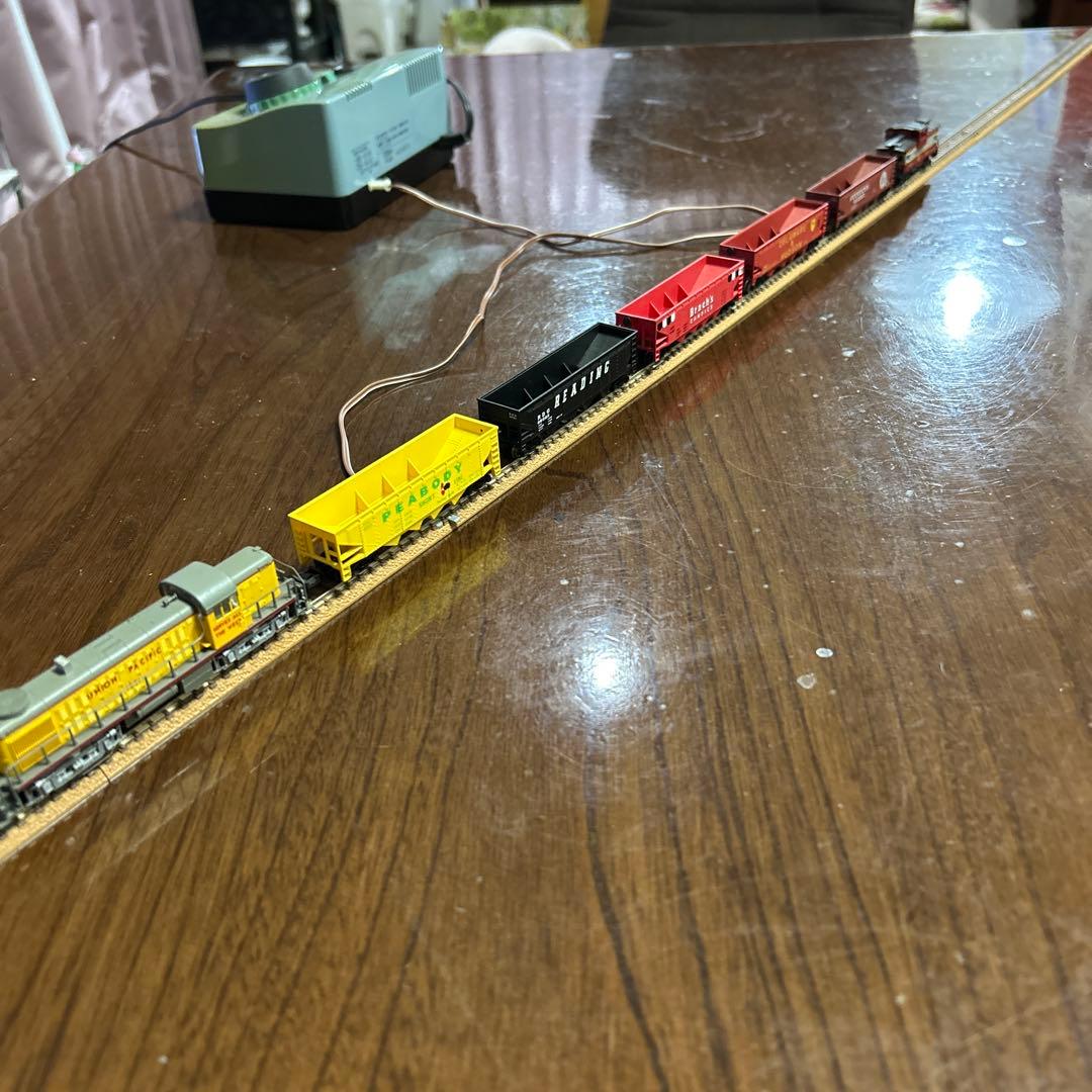 Nゲージ 外国車両鉄道模型 機関車と貨車セット