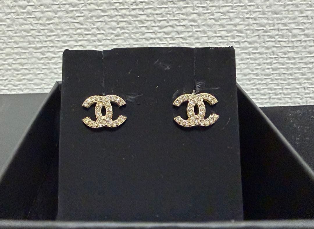 CHANEL ゴールド ロゴピアス A85550
