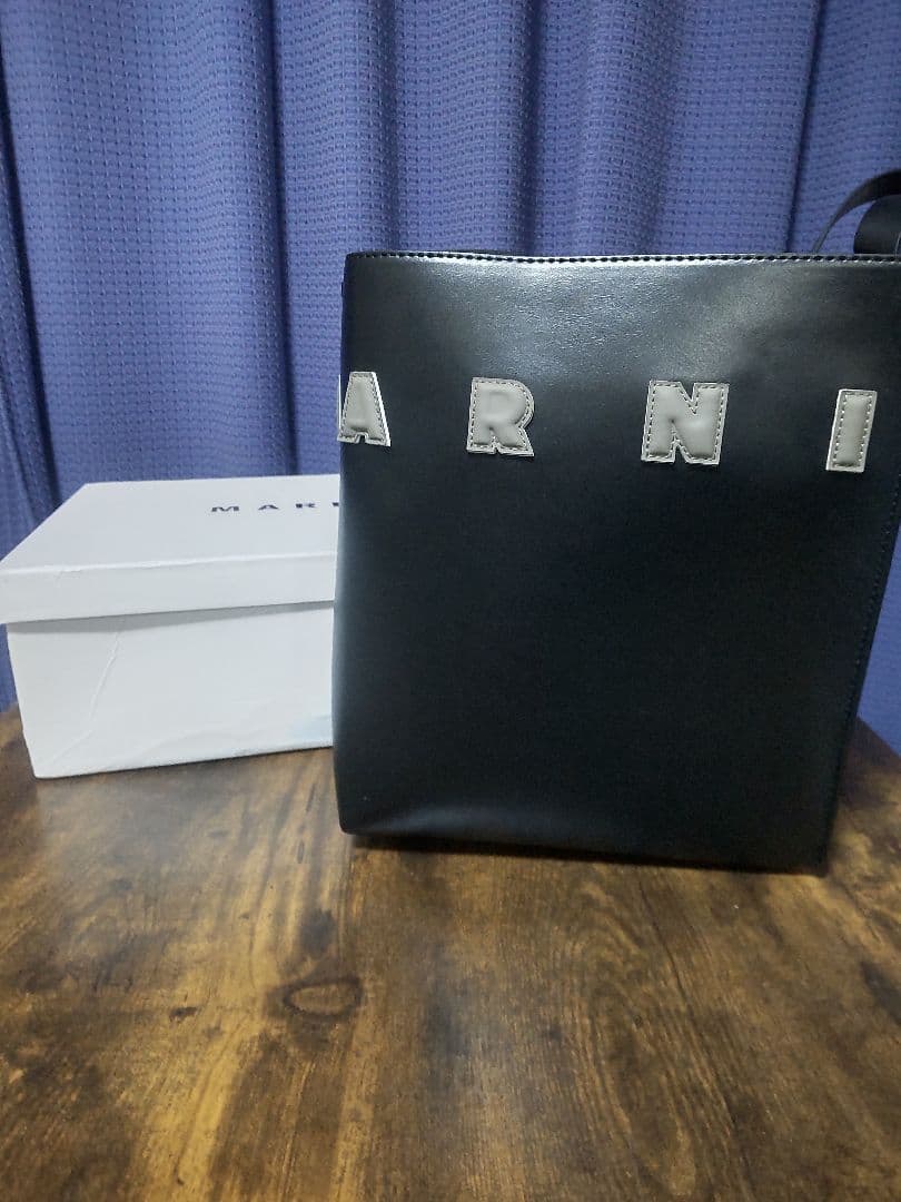 MARNI ブラックレザー ショルダーバッグ