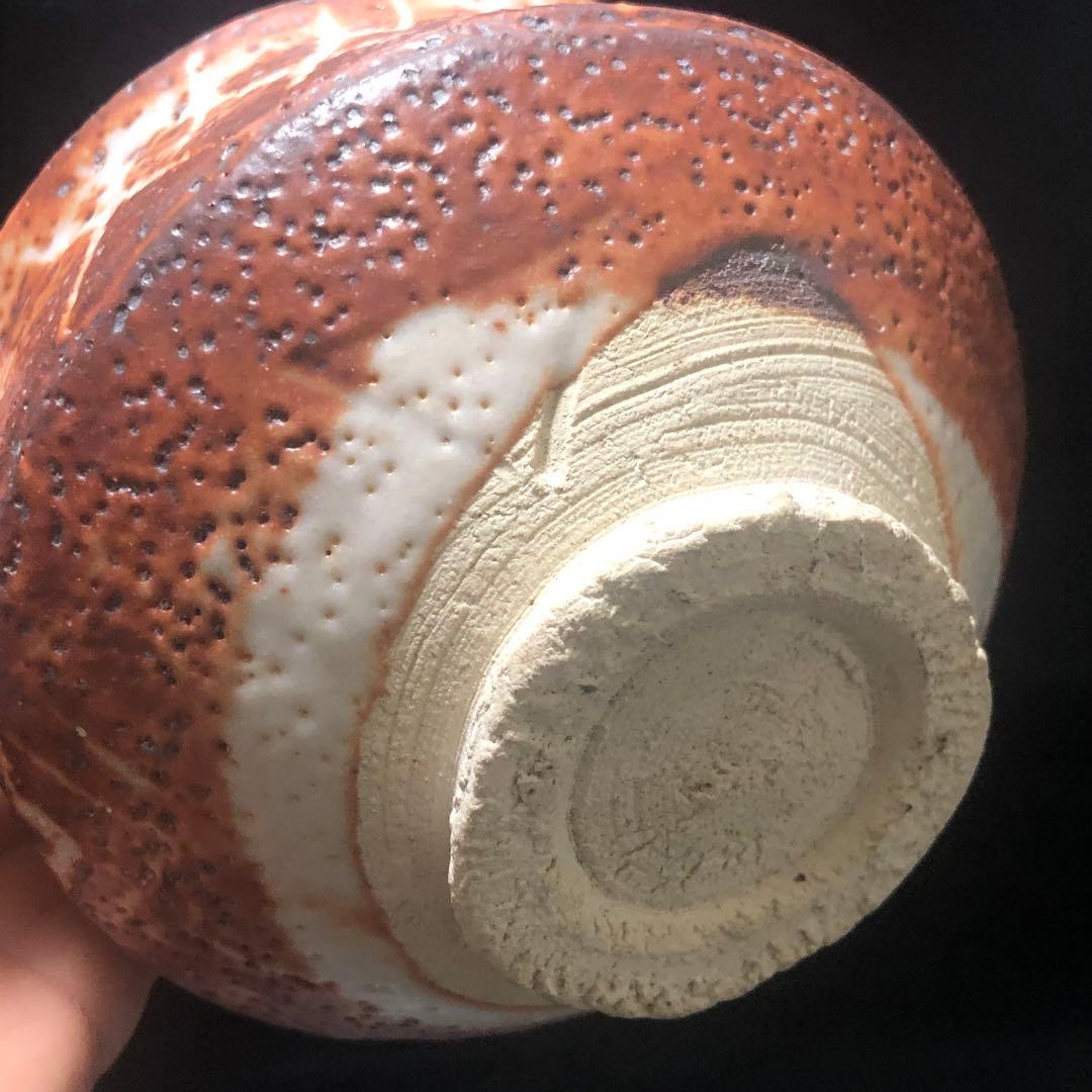 究極の美◼️蔵から、また凄そうな赤茶白い釉薬の美しい抹茶茶碗が出てきました。