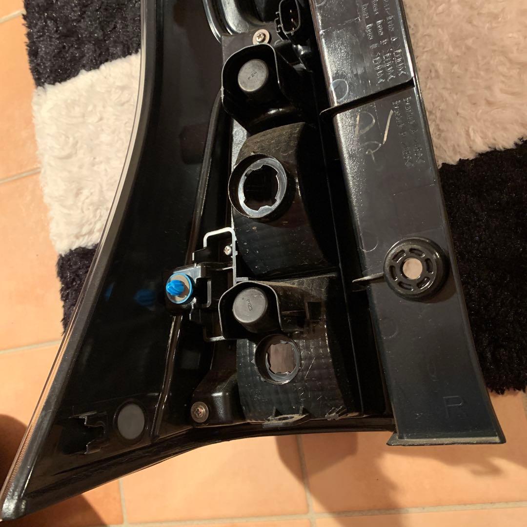 タント　右テールランプ