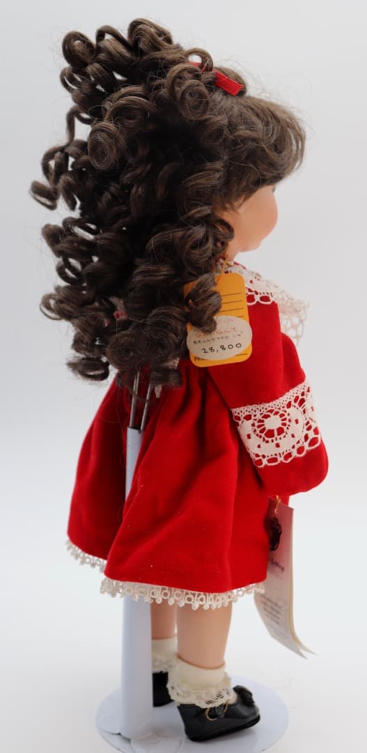 レース付き赤いドレスの人形