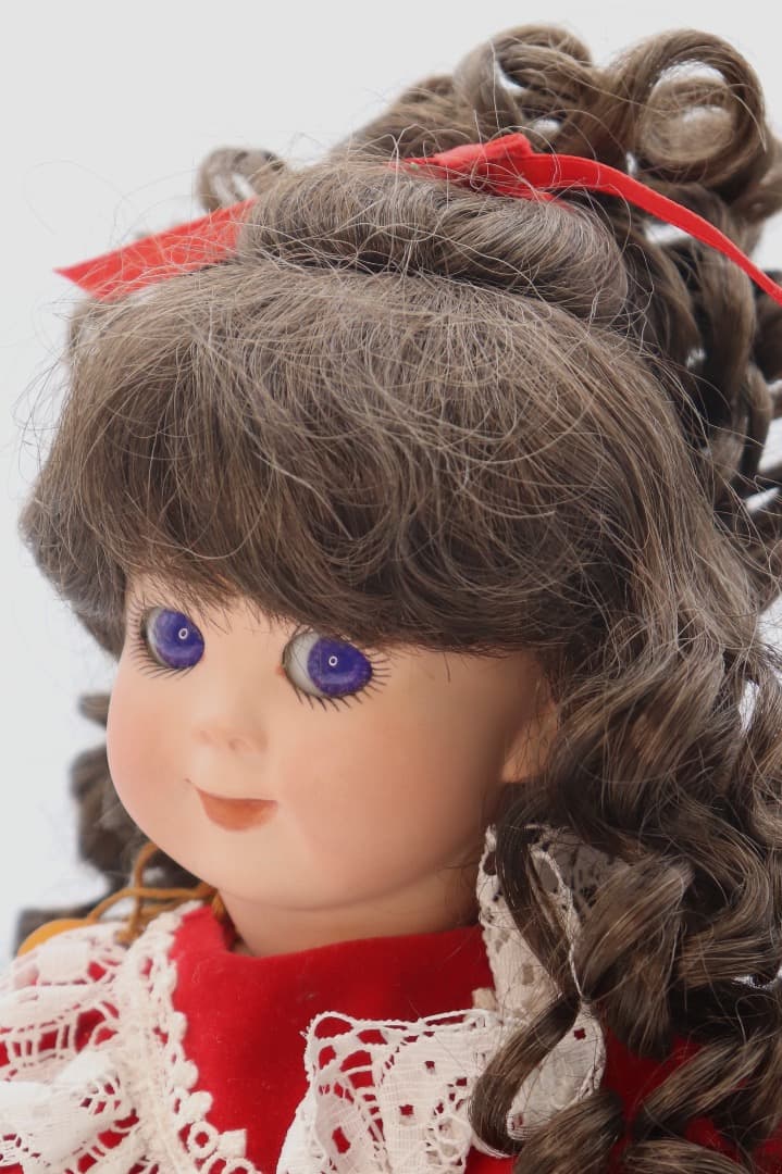 レース付き赤いドレスの人形