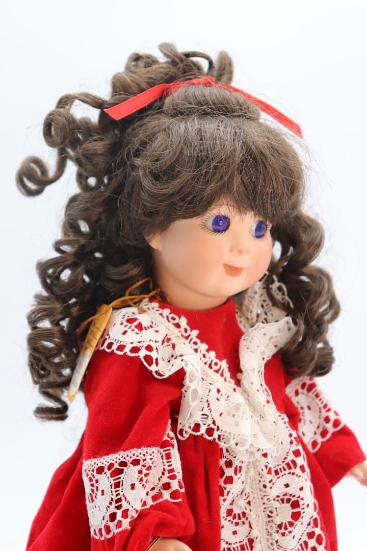 レース付き赤いドレスの人形