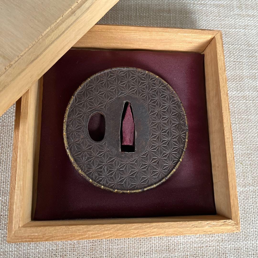 桔梗花紋の鉄鍔