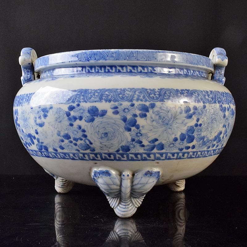 瀬戸焼　古瀬戸　染付　花文　蝶三足　大火鉢　大香炉　M　R8176B