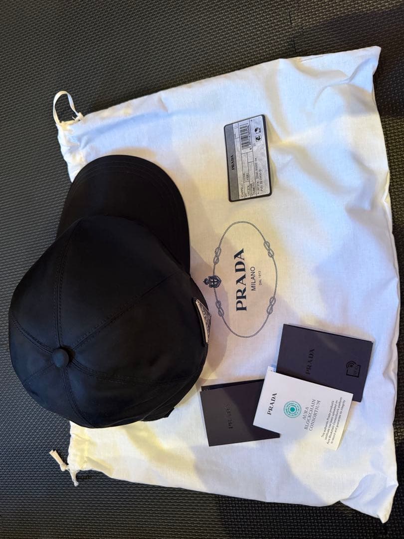 PRADA ブラック ナイロンキャップ