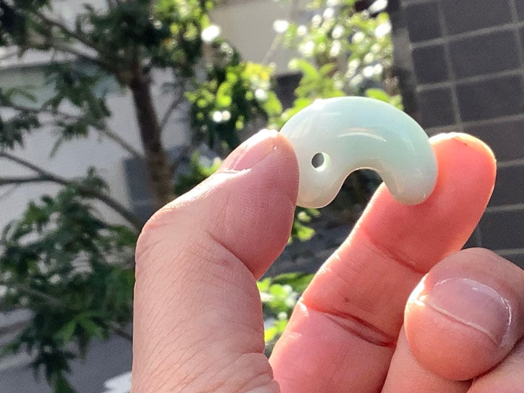 ✳お値段ご遠慮なく‼️高価糸魚川翡翠氷アイスジェイド勾玉　極上物　機械鑑定付本物‼️